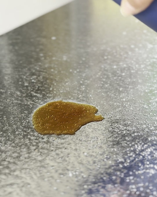 Sauce renversée sur l'adhésif aluminium : elle s'essuie d'un coup de chiffon