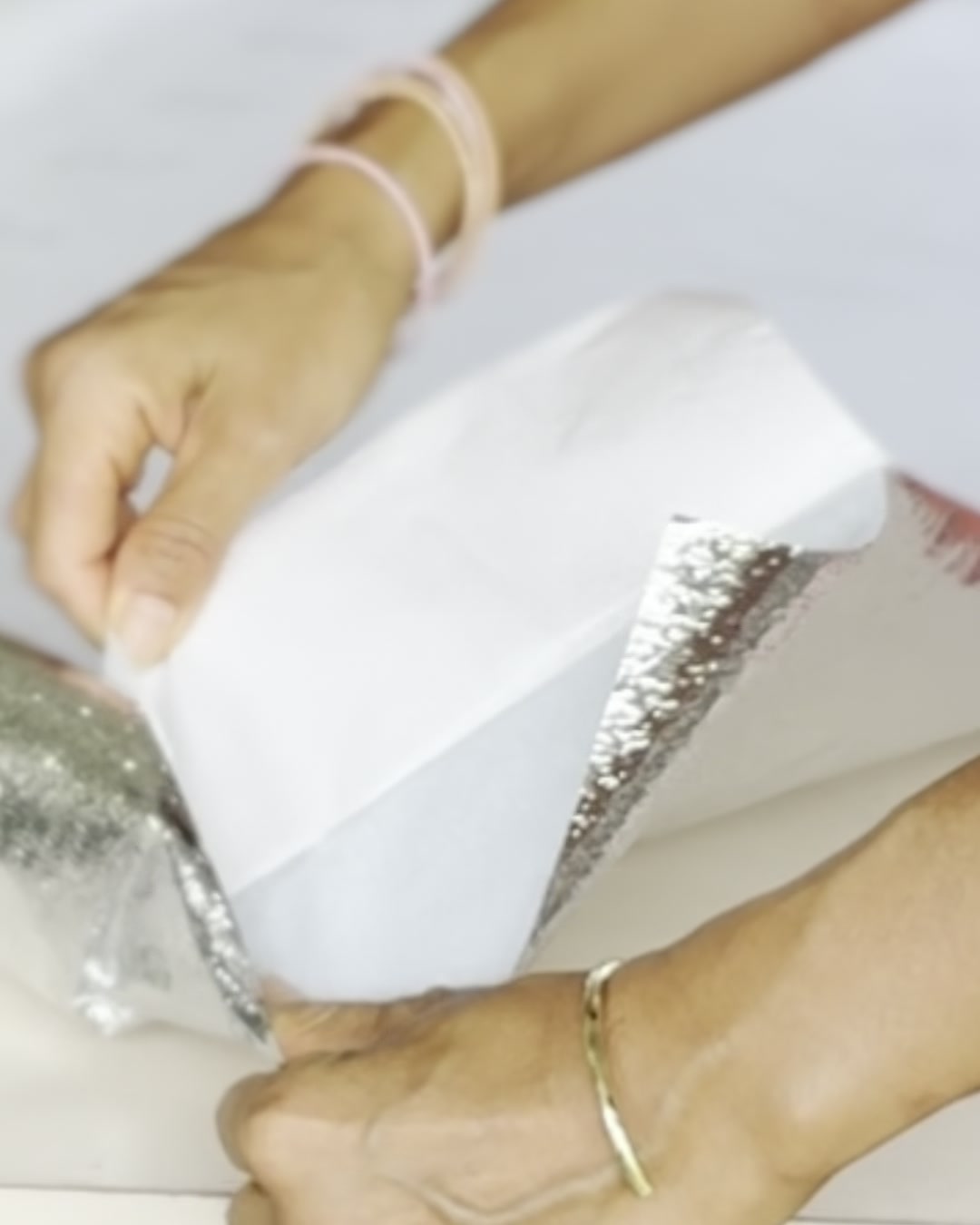 Déroulage de l'adhésif aluminium, film de protection retiré