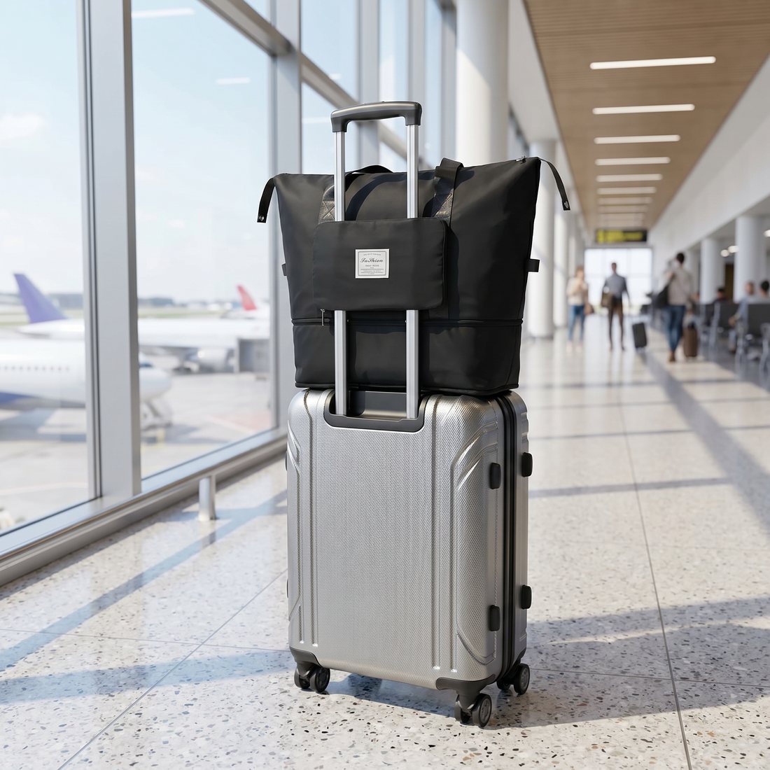 Sac de voyage pliable fixé sur la poignée d'une valise à roulettes dans un aéroport